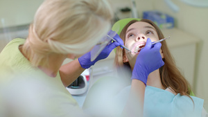 牙医检查病人牙齿14秒视频