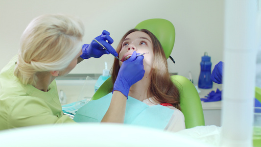 用牙科探测器检查病人的牙齿视频