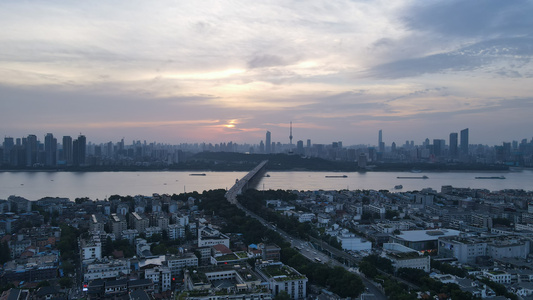 航拍风光城市夕阳晚霞天空落日长江江景地标武汉长江大桥交通桥梁道路车流素材视频