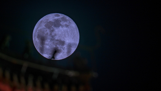 黑夜城楼边的月亮缓缓上升视频