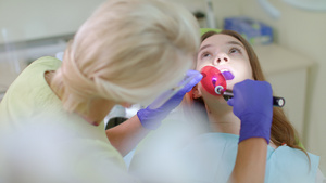 牙科医生在口腔内使用聚合灯23秒视频