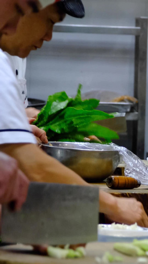 实拍后厨忙碌的厨师正在备菜世界厨师日35秒视频