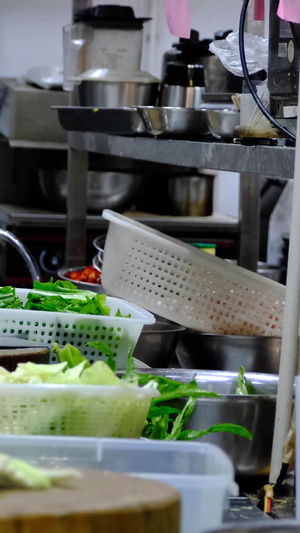 实拍后厨忙碌的厨师正在备菜世界厨师日35秒视频