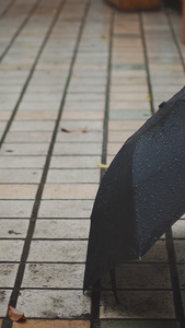 下雨天雨水打在伞细节特写视频