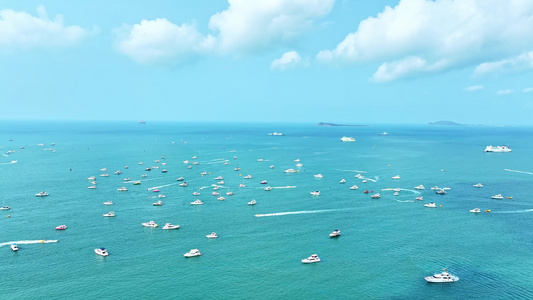 海南三亚蓝天白云下的蔚蓝色海洋海岸线延时视频