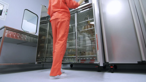 橙色保护西装工厂人 开放冰箱储藏室9秒视频