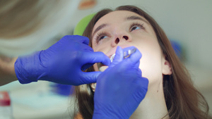 女牙医从病人口中取出棉条16秒视频