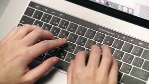 【无需肖像权】女孩用手在电脑键盘打字15秒视频