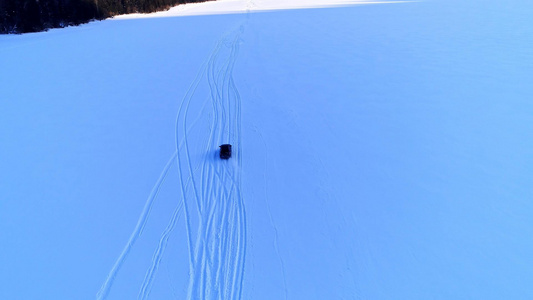 汽车在雪地上行驶视频