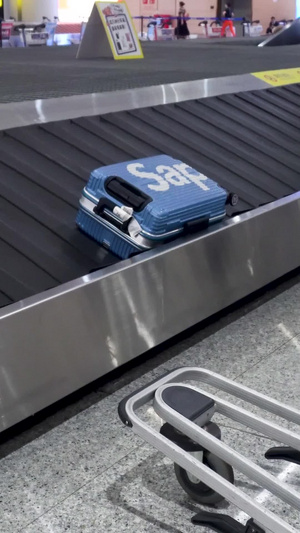 机场专用行李车推车排列重庆机场28秒视频