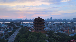 航拍风光城市环绕飞行夕阳晚霞落日余晖天空下的武汉5A级旅游景区黄鹤楼素材48秒视频