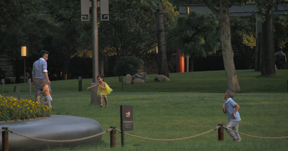傍晚草坪儿童玩耍4K慢动作【该视频无肖像权，请勿商用】视频
