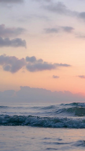 海浪中的日出海平面视频