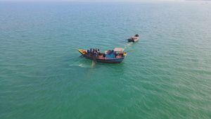 4K航拍海上渔船渔夫打鱼撒网渔业58秒视频