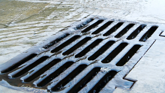 升格下水道排水口暴雨大雨地下排水系统视频