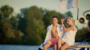 幸福的夫妻一起在游艇上休息23秒视频