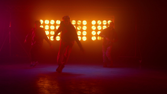 街头年轻嘻哈舞者在舞台上跳霹雳舞表演视频