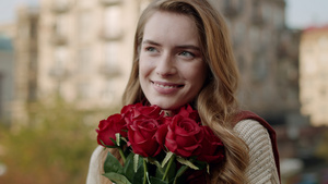 美女在户外街头约会手捧玫瑰花闻花香表情幸福11秒视频