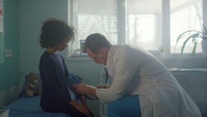 医生在诊所办公室测量女孩的血压14秒视频