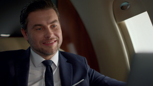 自信的男性白领飞机上在线谈论商务工作10秒视频