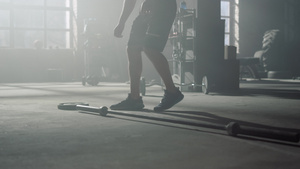 为锻炼准备运动器材的男性健美运动员15秒视频