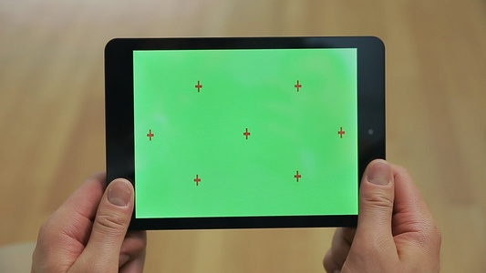 【无需肖像权】男性手拿着绿色屏幕的平板视频