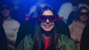 年轻女孩在电影院带着3d眼镜观看20秒视频