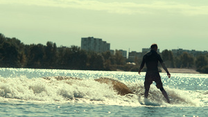 男人在水上做运动26秒视频