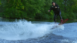 男人骑在水上冲浪21秒视频