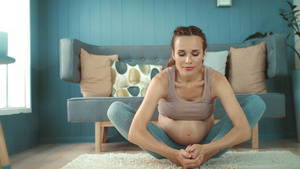 怀孕妈妈在家做瑜伽14秒视频