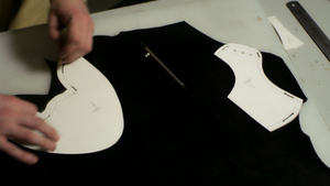 使用手工艺具从事皮革作的人13秒视频