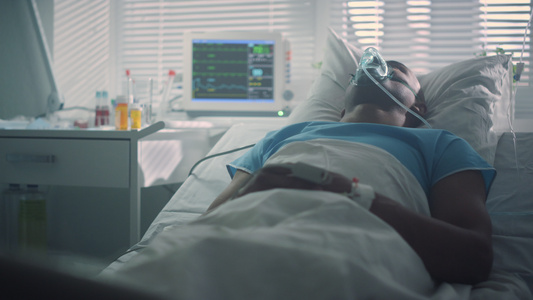 病人在急诊室呼吸氧气面罩视频