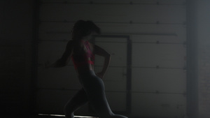 健身女性女孩在阁楼里做有氧运动19秒视频