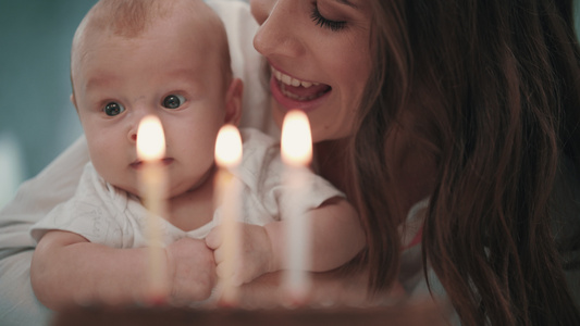 妈妈陪着婴儿吹生日蜡烛视频