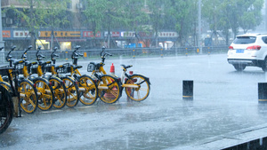 4k暴雨特大暴雨雨中街道洪涝瓢泼大雨雨中街道11秒视频