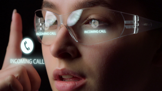 识别接受收入电话特写的未来眼镜识别系统视频