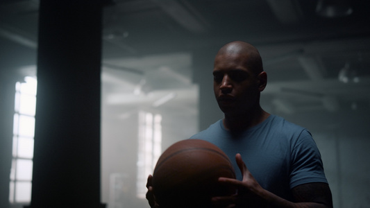 运动员用篮球在手指上旋转球视频