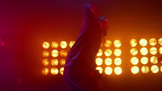 霹雳舞舞者在聚光灯下表演嘻哈舞蹈视频