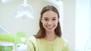 牙科诊所中快乐的牙医12秒视频