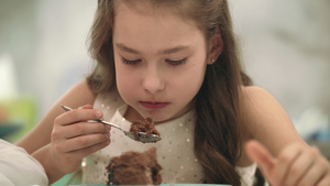 漂亮女孩吃巧克力蛋糕11秒视频