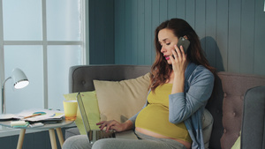怀孕孕妈居家打电话7秒视频