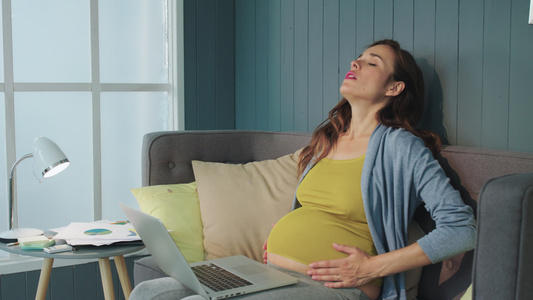 怀孕孕妈在家休息视频