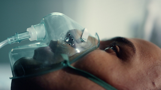 患者面部呼吸氧气面罩特写视频