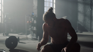 男子为锻炼准备运动器材把盘子放在杠铃上14秒视频