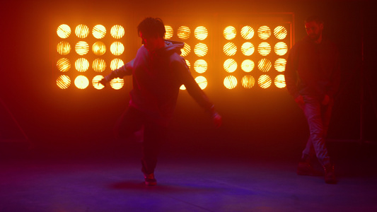 年轻街头嘻哈歌手在才艺秀上表演霹雳舞视频