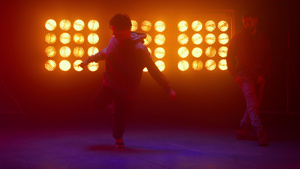 年轻街头嘻哈歌手在才艺秀上表演霹雳舞10秒视频