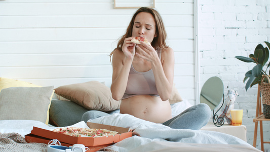 怀孕孕妈在家休息吃早餐视频