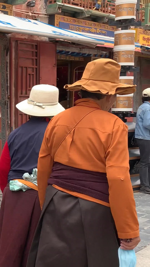 拉萨八廓街手持转经轮的藏民大昭寺转寺藏传佛教19秒视频