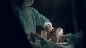 外科医生在急诊室进行艰苦的手术11秒视频