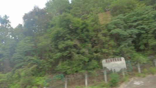 火车窗外行驶风景视频